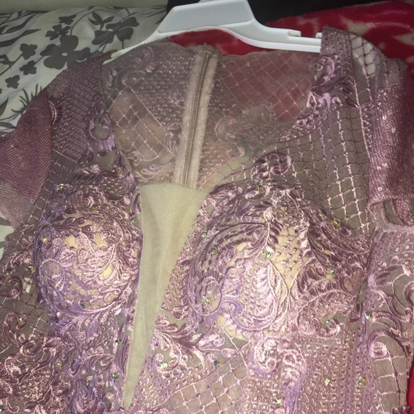 Mauve Gown with a train. Beautiful Gown - Picture 5 of 8